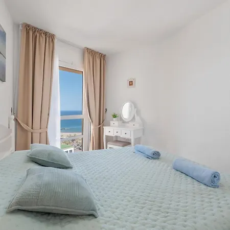 Amazing View Over The Ocean Y